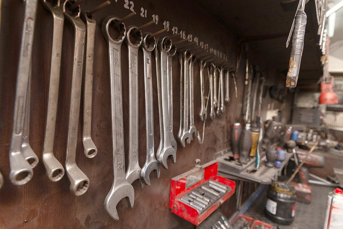 Nářadí v dílně autoservisu Guru Servis